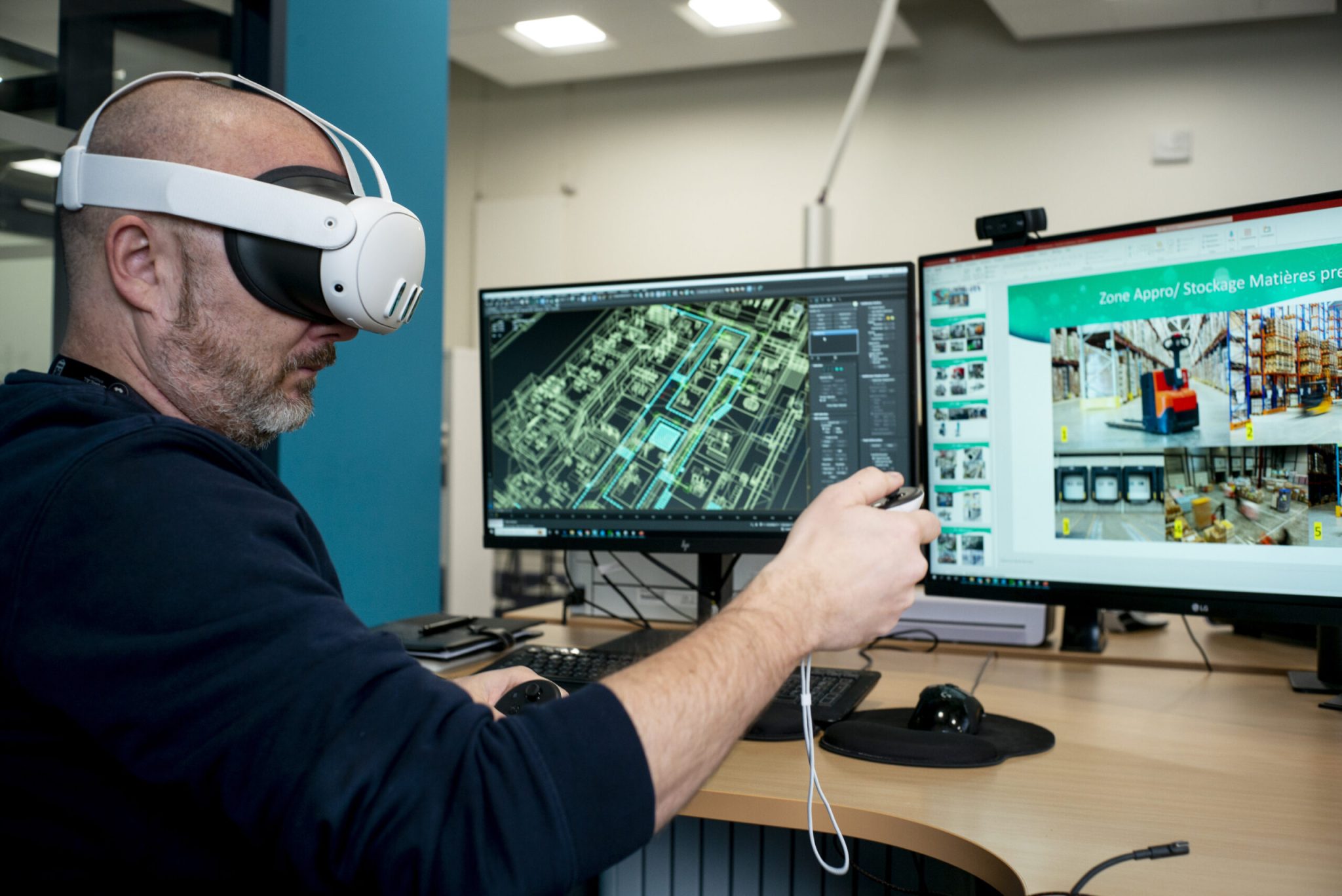 Un personne avec un casque de réalité virtuelle en train de regarder dans cette immersion le fichier 3D conçues sur ordinateur et à échelle 1