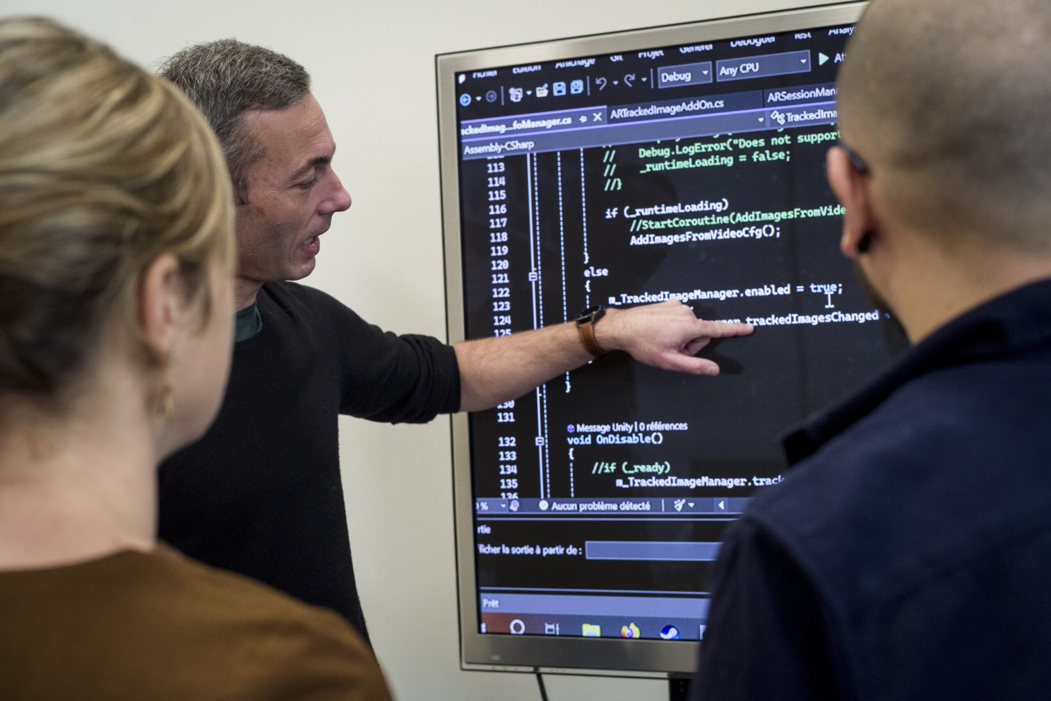 Marc Le Renard - Formation VR/AR en train de réaliser du code chez Clarté avec deux apprenants