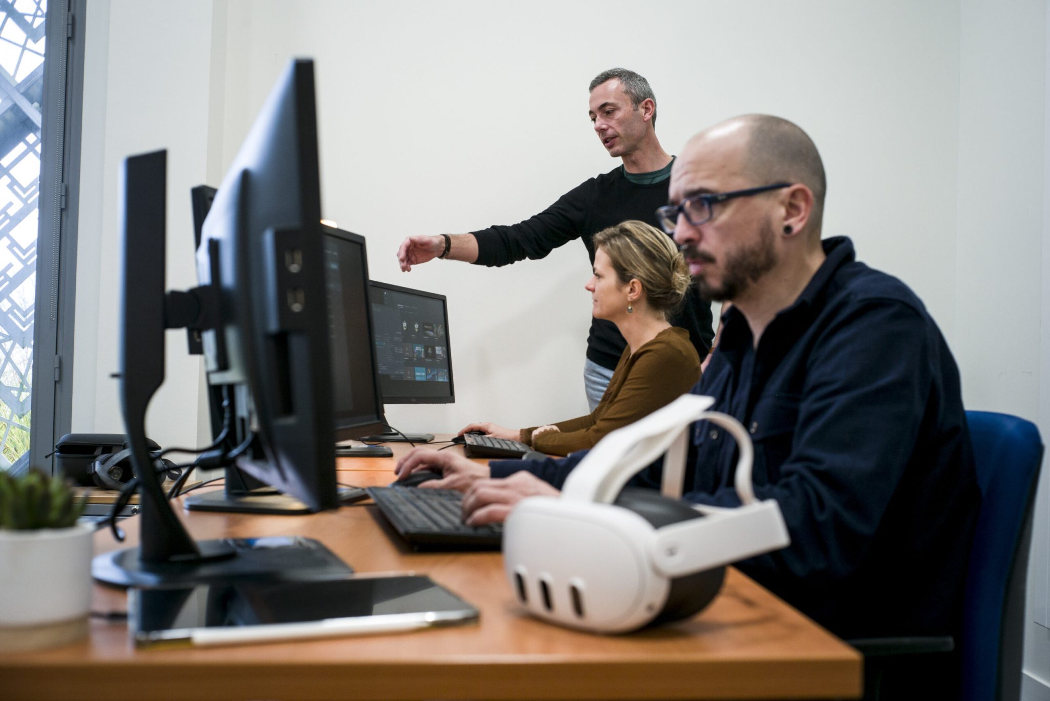 Marc Le Renard - Formation VR/AR en train de réaliser du code chez Clarté avec deux apprenants