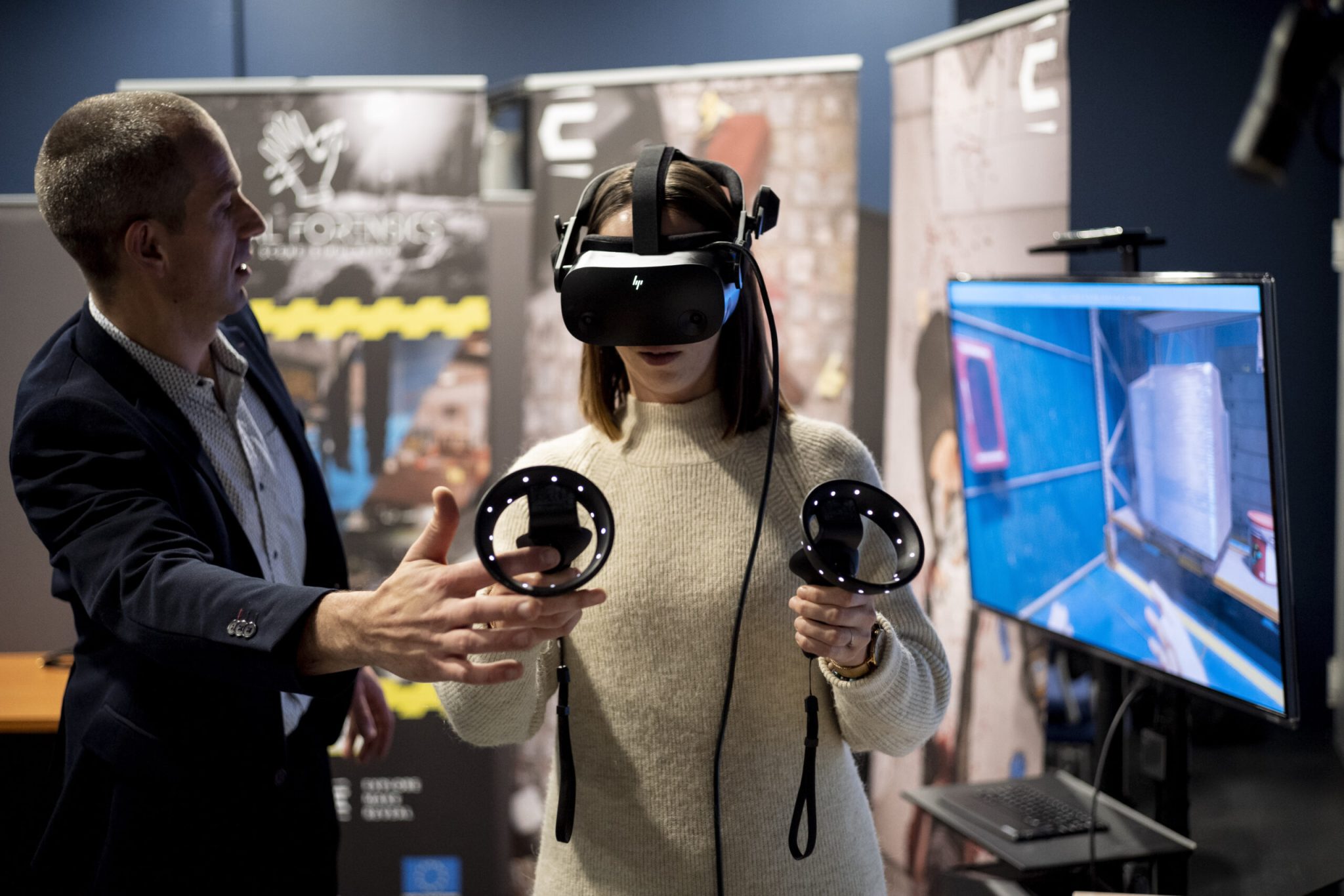 La situation est un séminaire de découverte. Mathieu Chacun guide la personne dans l'utilisation du casque de réalité virtuelle et de l'application associé.