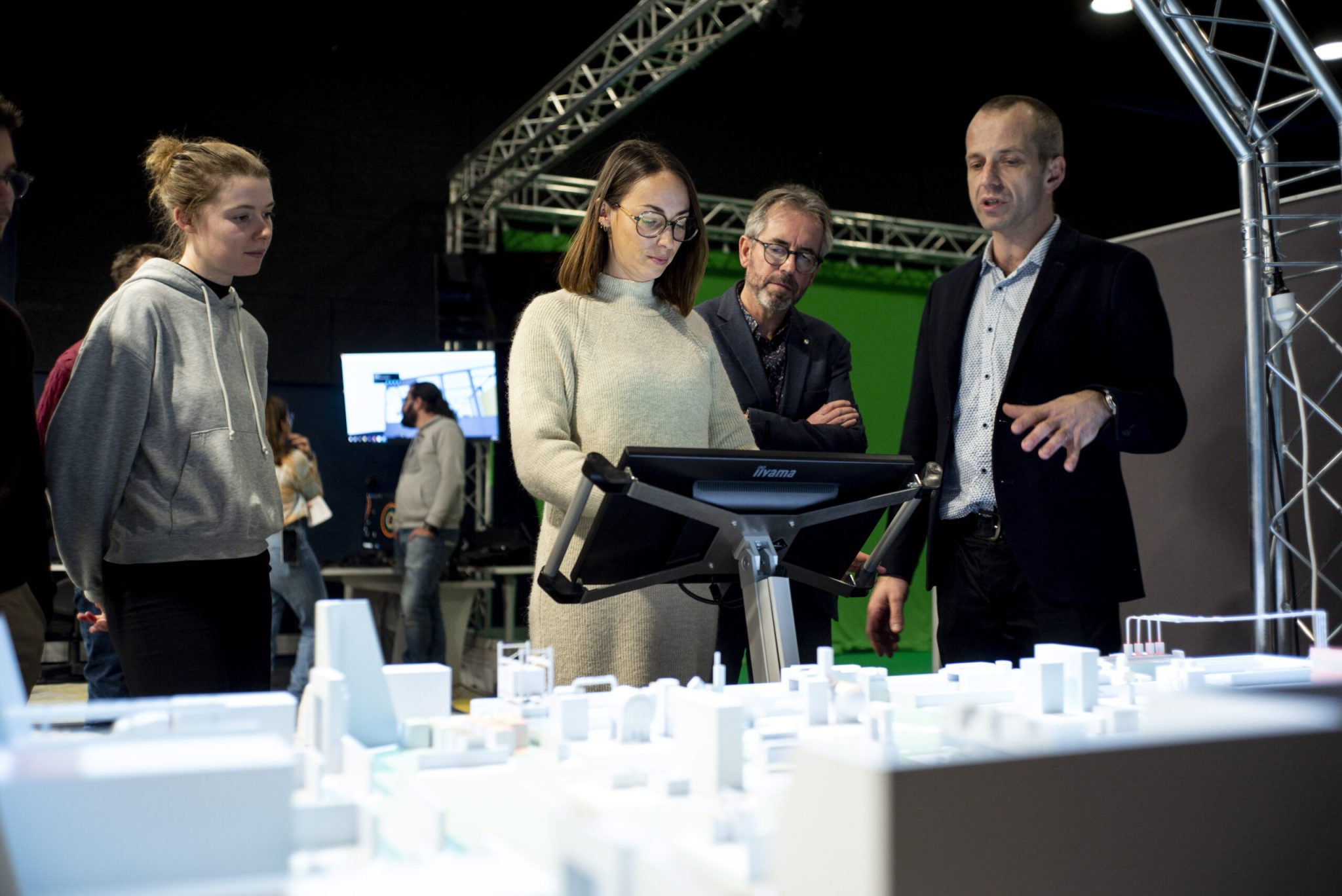 Mathieu Chacun en train de présenter la maquette AR Quatrium à trois personnes