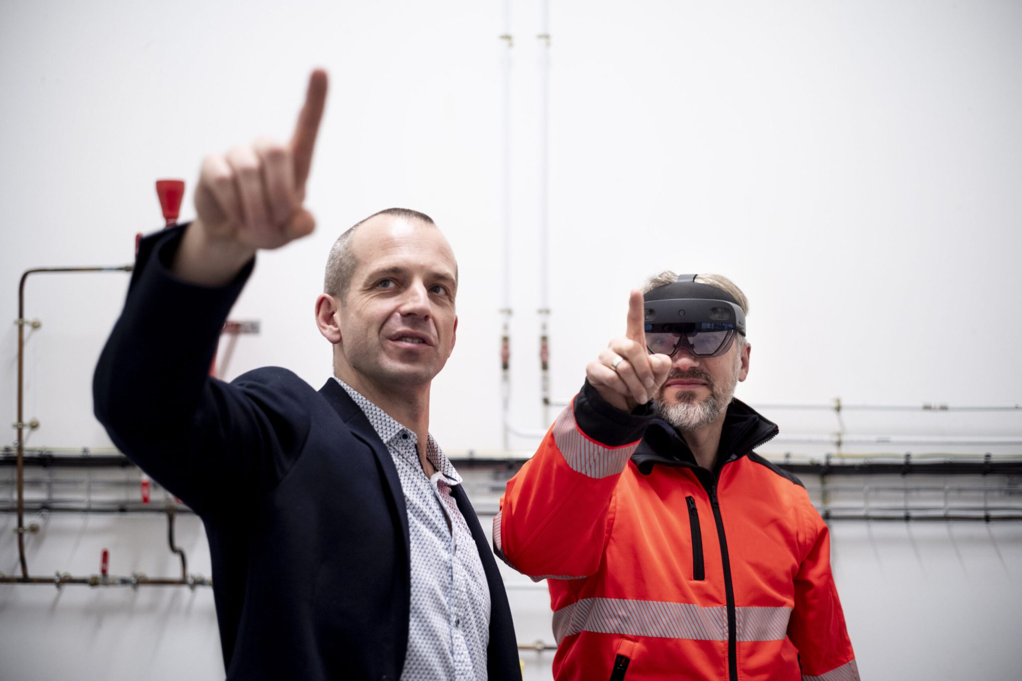 Mathieu Chacun en train de guider dans l'utilisation du casque de réalité augmentée