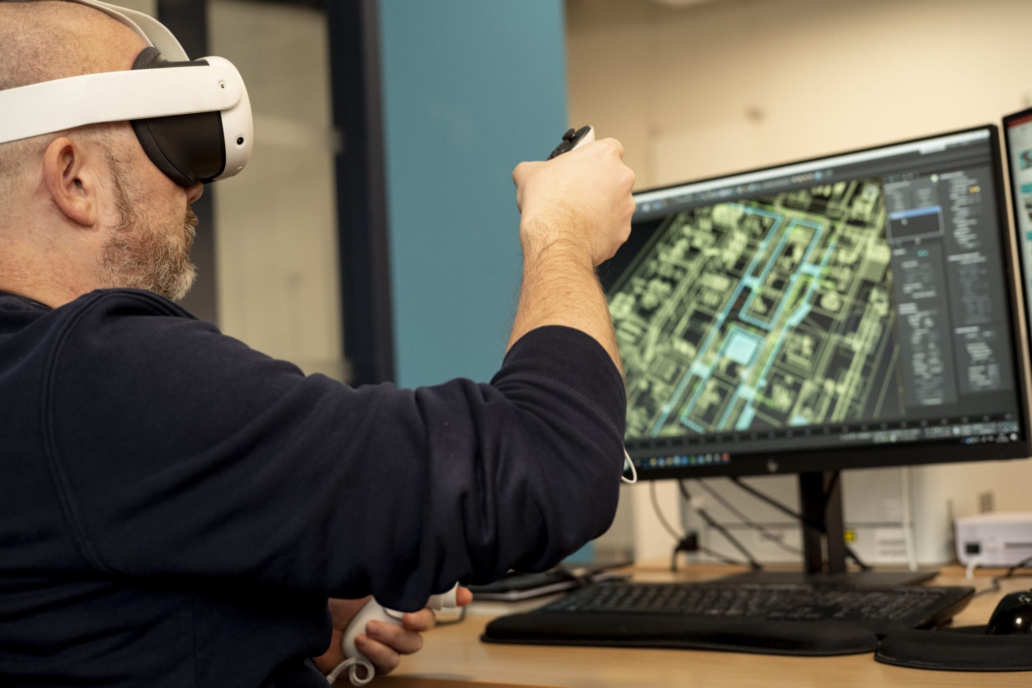 Un personne avec un casque de réalité virtuelle en train de regarder dans cette immersion le fichier 3D conçues sur ordinateur et à échelle 1