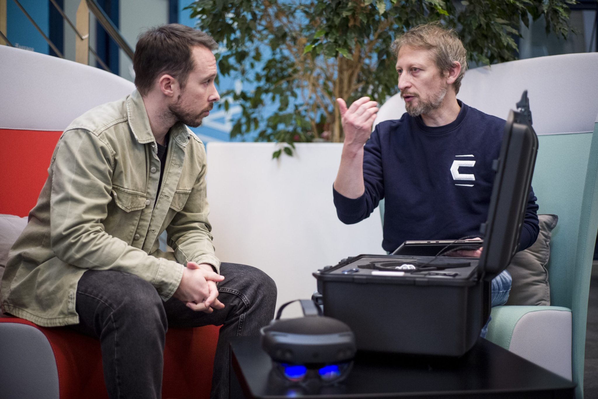 Grégory Duvalet en train de discuter avec un client sur la Location De Valise VR/AR