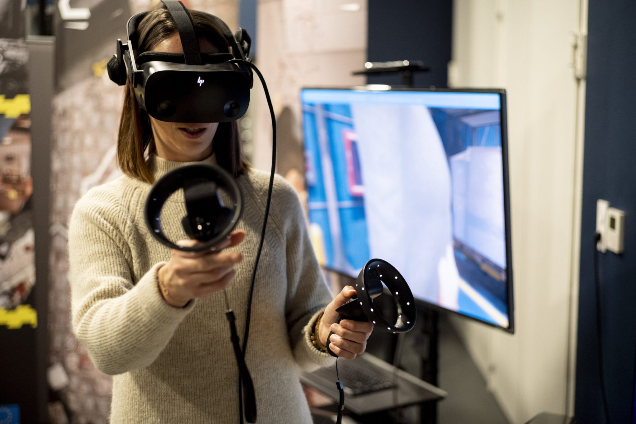 Une personne avec un casques de réalité virtuelle filaires avec des manettes