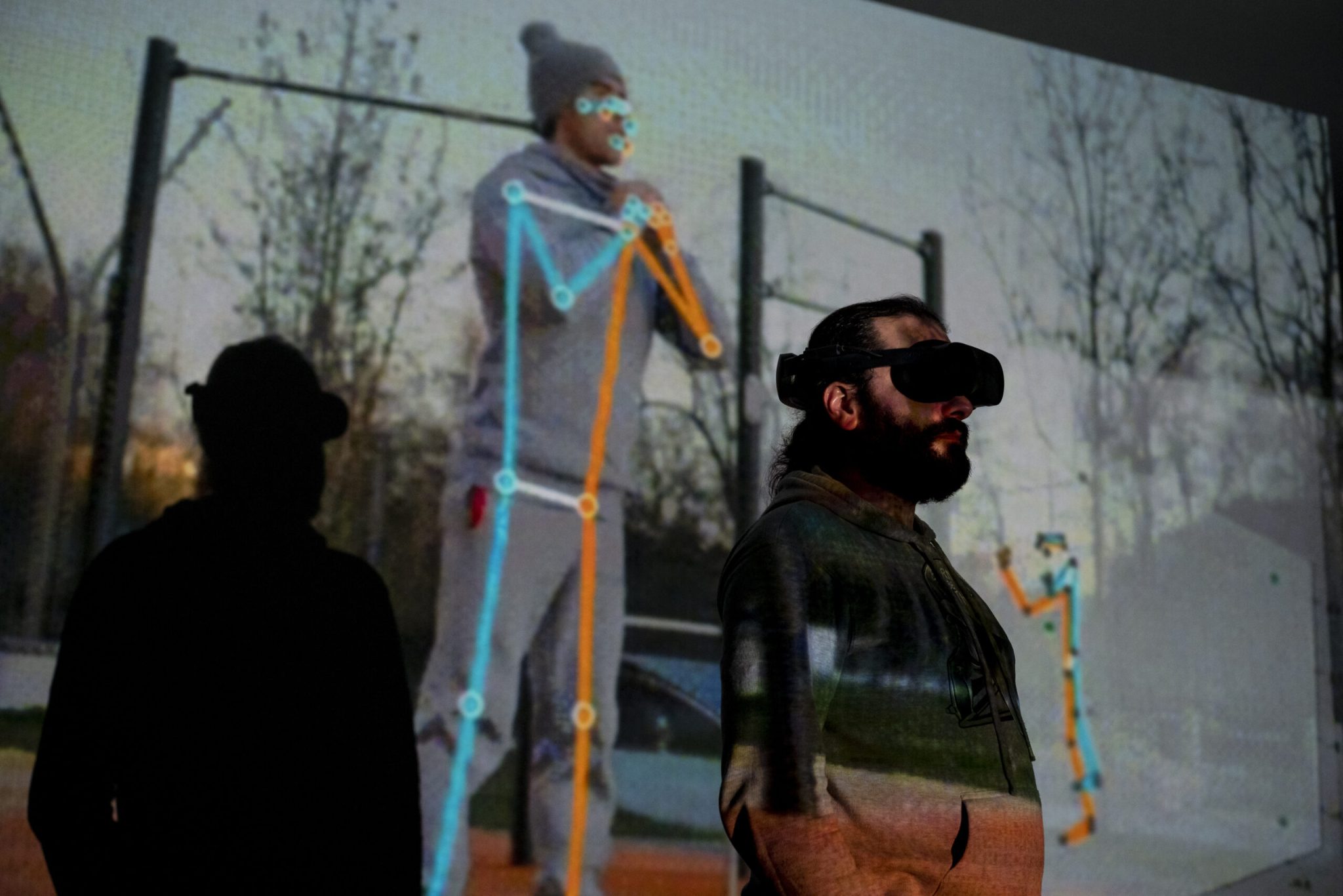 Une personne avec un casque de réalité mixte avec une projection d'une image d'une personne