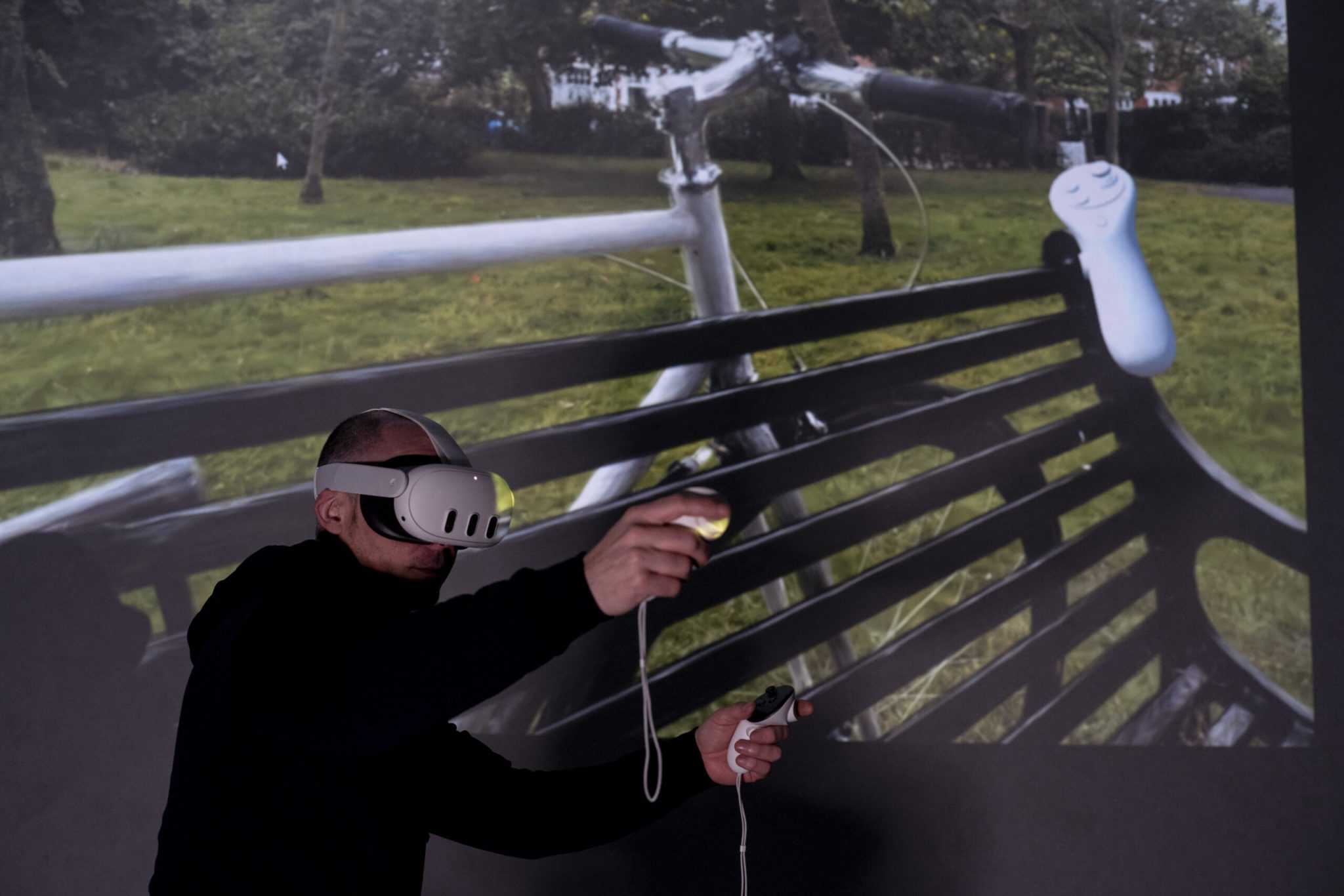 Une personne avec un casque de réalité mixte en train d'utiliser une application et une projection sur lui de ce qu'il voit dans le casque