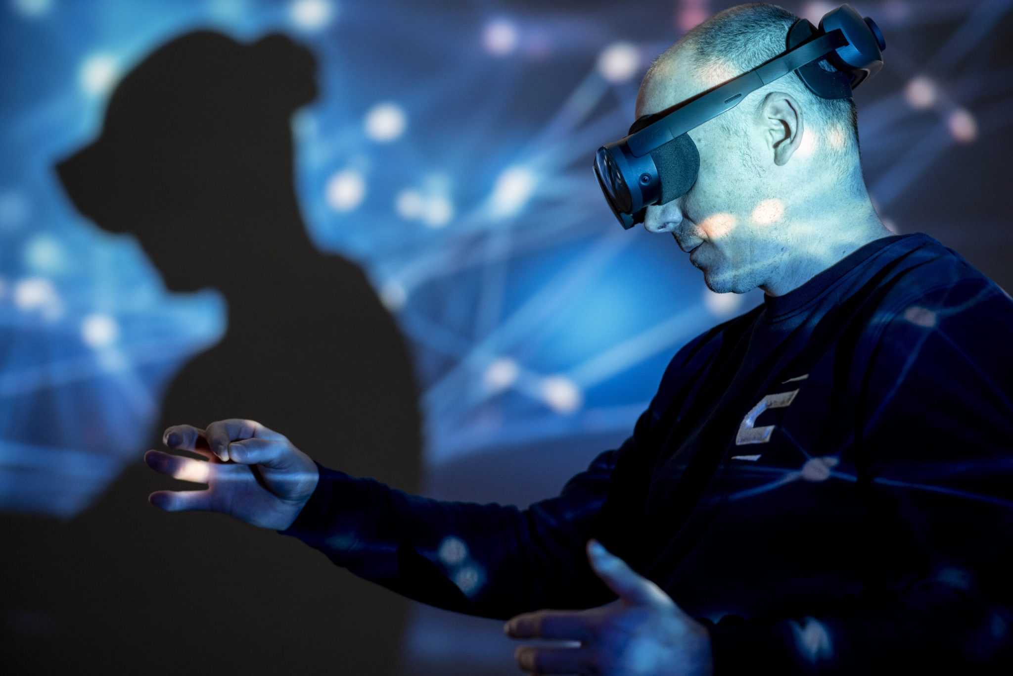 Une personne avec un casque de réalité mixte avec une projection sur lui d'une image