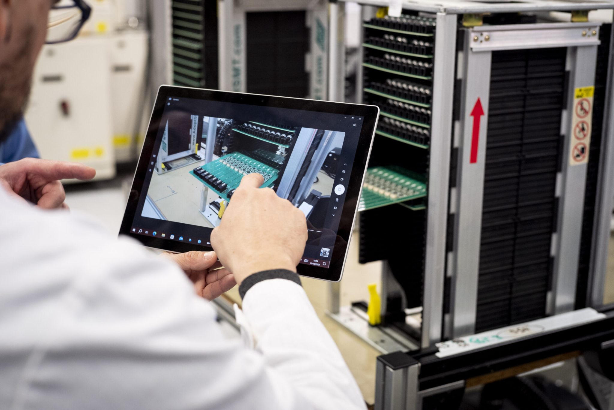 Une personne avec une tablette en train de regarder des informations en réalité augmentée